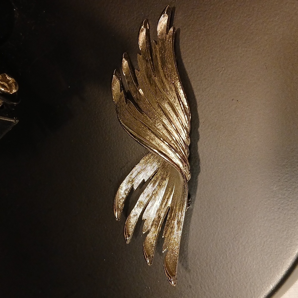 Vintage Sarah Coventry Brooch Pin Swirl Leaf Wings Costume Jewelry